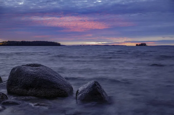 Coucher de soleil sur une plage rocheuse — Photo