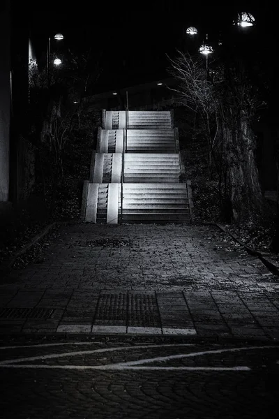 Imagem em preto e branco em uma escada iluminada — Fotografia de Stock