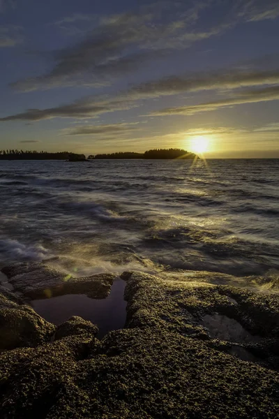 Pedras no mar durante o pôr do sol — Fotografia de Stock