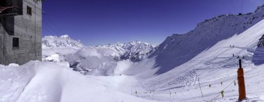 dağlar ve arka planda mavi gökyüzü ile dağ kulübesi