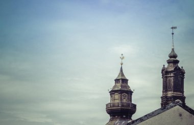 tahtadan yapılmış iki kilise kule