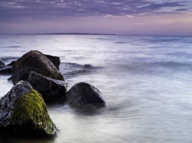 kayalar sunse su yosun ile