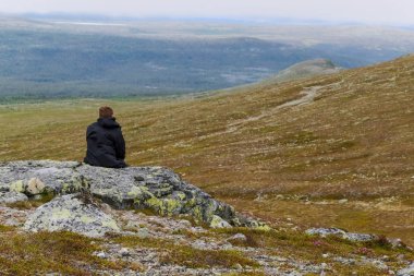 Rock Dağları seyir siyah ceketli adamı oturur