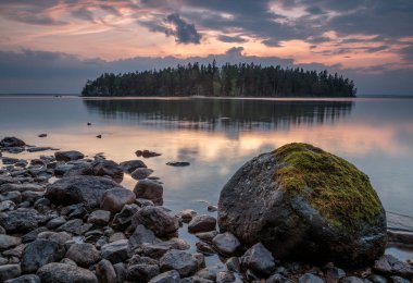 Manyu ağaçlar ve yosun ön planda taşlarla Adası