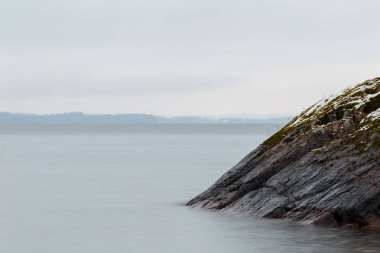 Gölde küçük uçurumlar