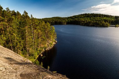 Göl üzerinde bakan