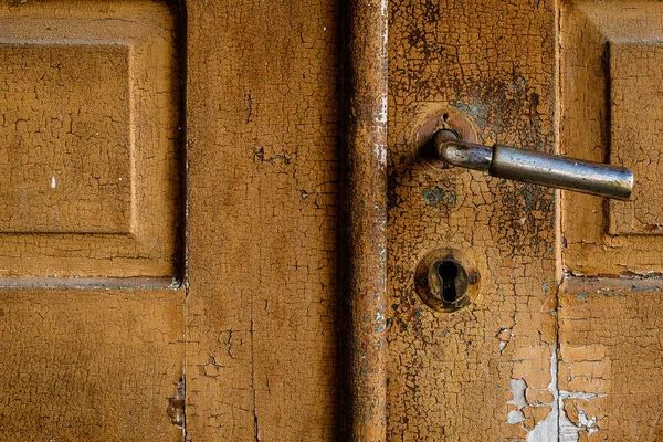 Sarı ahşap kapı eski
