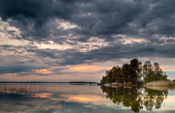 Noche de verano en un lago con barcos —  Fotos de Stock