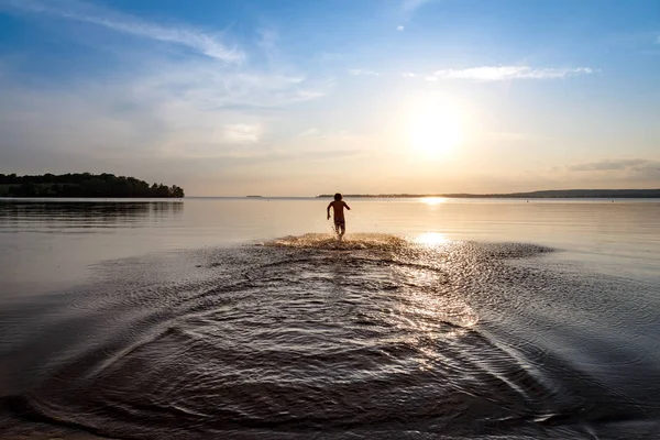 suda çalışan genç çocuk