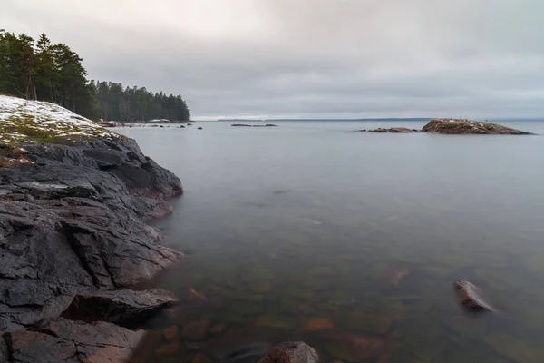 Petites falaises au lac — Photo