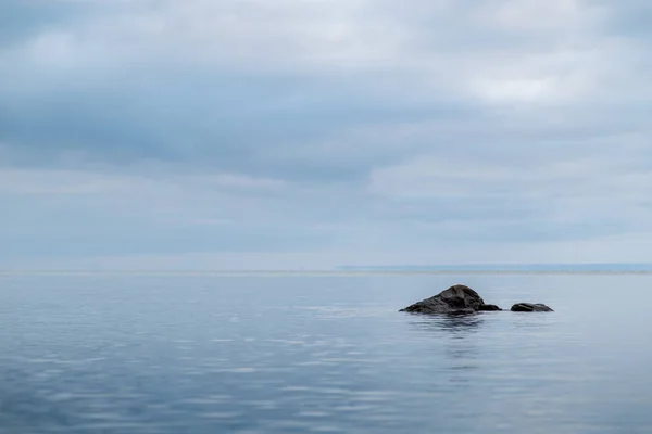 Klippor i havet — Stockfoto