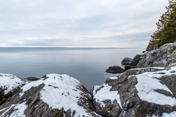 Acantilados en el mar en invierno con nieve —  Fotos de Stock