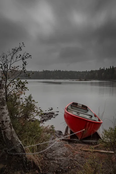 Barco rojo en un día gris —  Fotos de Stock