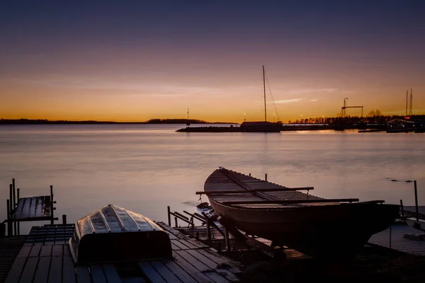 Kleine Boote bei Sonnenuntergang — Stockfoto