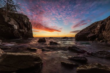 Göl kıyısındaki uçurumlarda ile üzerinde renkli günbatımı