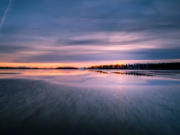 Coucher de soleil sur un lac partiellement gelé en Suède — Photo