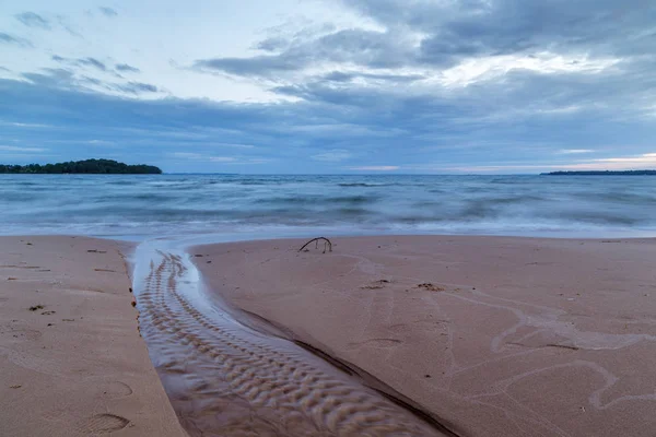 Ruisseau d'eau à la plage — Photo