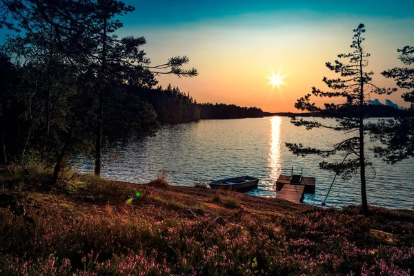 Tekne ve bir yaz akşamı İskelesi