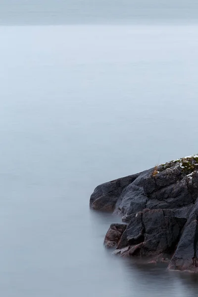 Rocas en primer plano en el lago —  Fotos de Stock