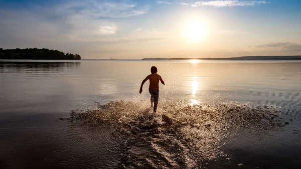 suda çalışan genç çocuk