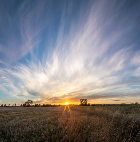 Gün batımı, Meydanı'nda uzun beyaz bulutlar