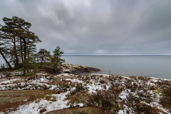 Kış göl üzerinde bakan