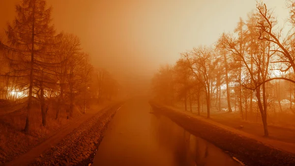 Nebbia arancione al canale di notte — Foto Stock