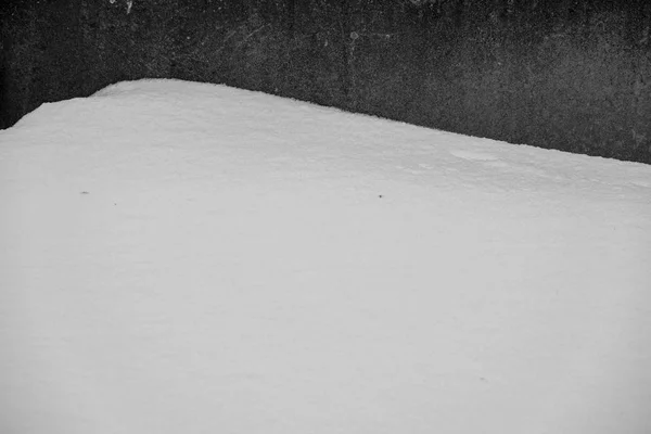 Sníh do betonové zdi — Stock fotografie