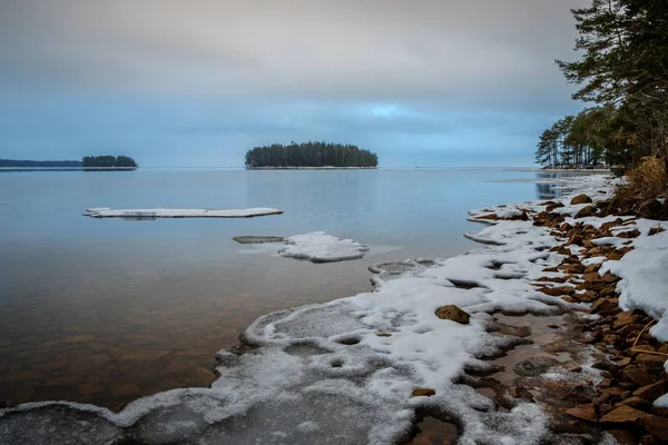 Rozpouštění ledu a sněhu podél skalnaté pláže — Stock fotografie