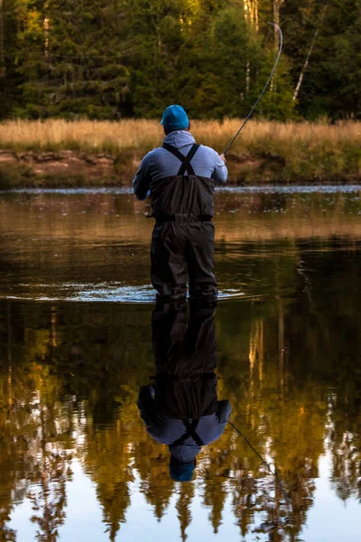 Mavi kap ayakta nehir sinek balıkçılık ile kuşlardırlar adamla.