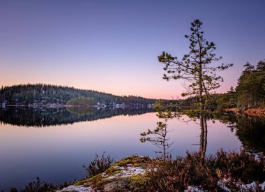Günbatımı yok bulutlara göl kenarında