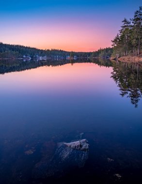 Kaya altında ve küçük gölde su üstünde