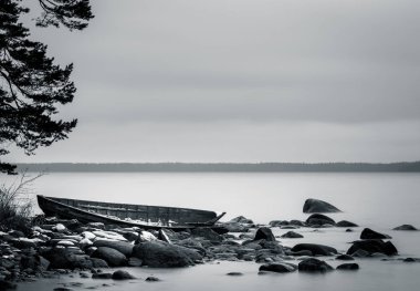 Eski kırık taş sahilde tekne