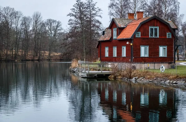 Kırmızı ev kanalında