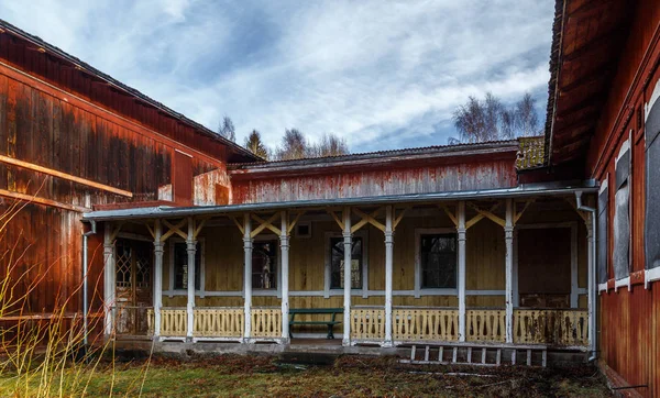 Ancien patio à la maison rouge — Photo