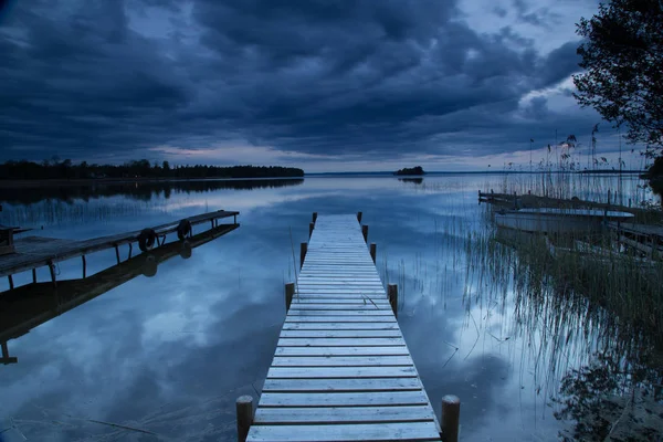 Jettys ve alacakaranlıkta tekneler