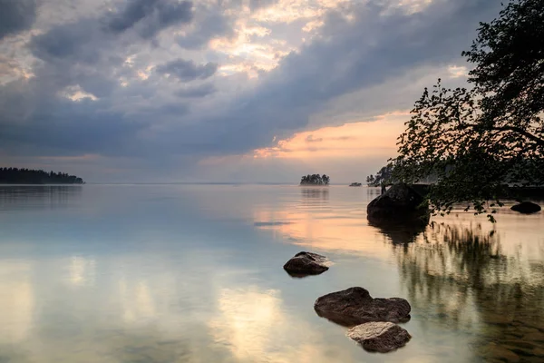 Sonne durch Wolken am See — Stockfoto