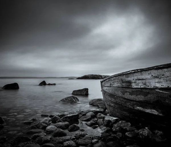 Närbild på gammal båt i svart och vitt — Stockfoto