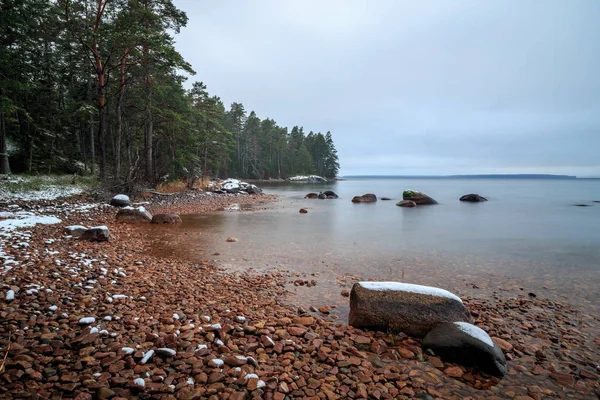 Kış taşlı kumsalda