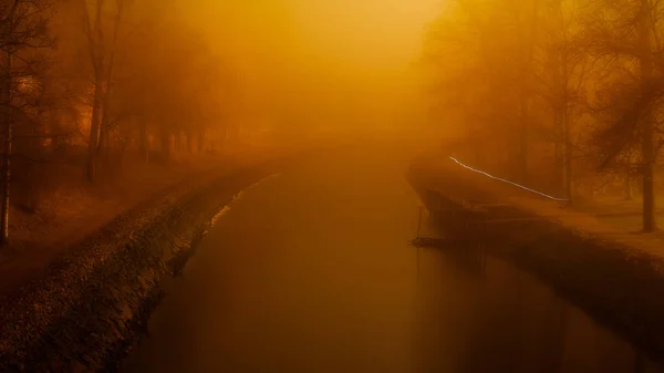 Orange mgły w canal — Zdjęcie stockowe