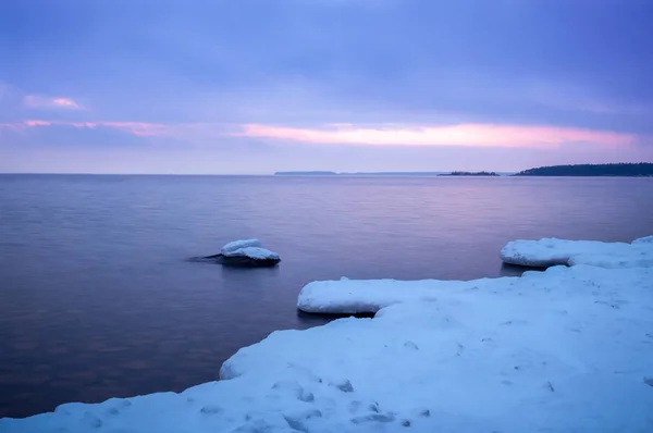 Лід і сніг на озері на заході сонця — стокове фото