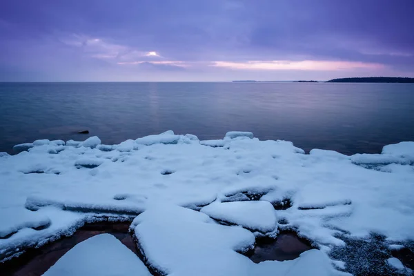 Gelo e neve em um lago ao pôr do sol — Fotografia de Stock