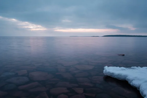 Un poco de hielo y nieve en la costa —  Fotos de Stock