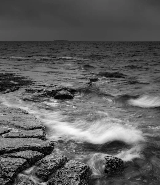 Fekete-fehér kép a hullámok jönnek a föld felé — Stock Fotó