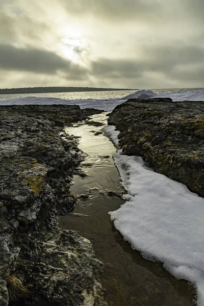 Imagem de inverno de fluxos de água até o mar — Fotografia de Stock