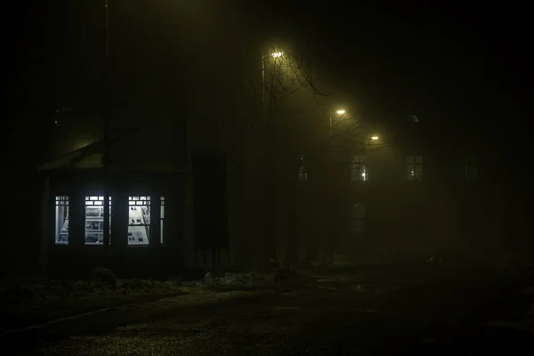 Karanlıkta ışık saçıyor küçük köşk