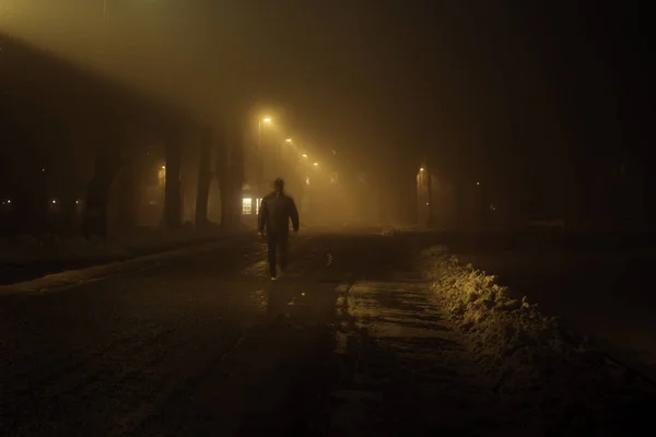 Homme marchant dans une rue brumeuse — Photo