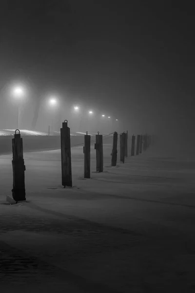 Piles sortent d'un lac gelé avec du brouillard en arrière-plan — Photo