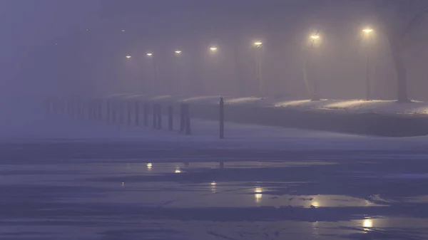 Vinterbild av en strandpromenad med ljus som lyser — Stockfoto