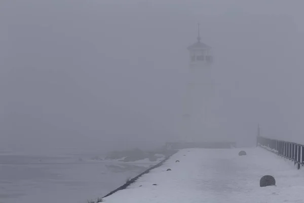 Vinterfoto av en fyr i dimman — Stockfoto
